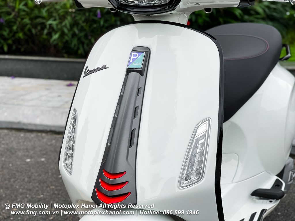 Cà vạt và khe gió được thiết kế phong cách thể thao và sang trọng