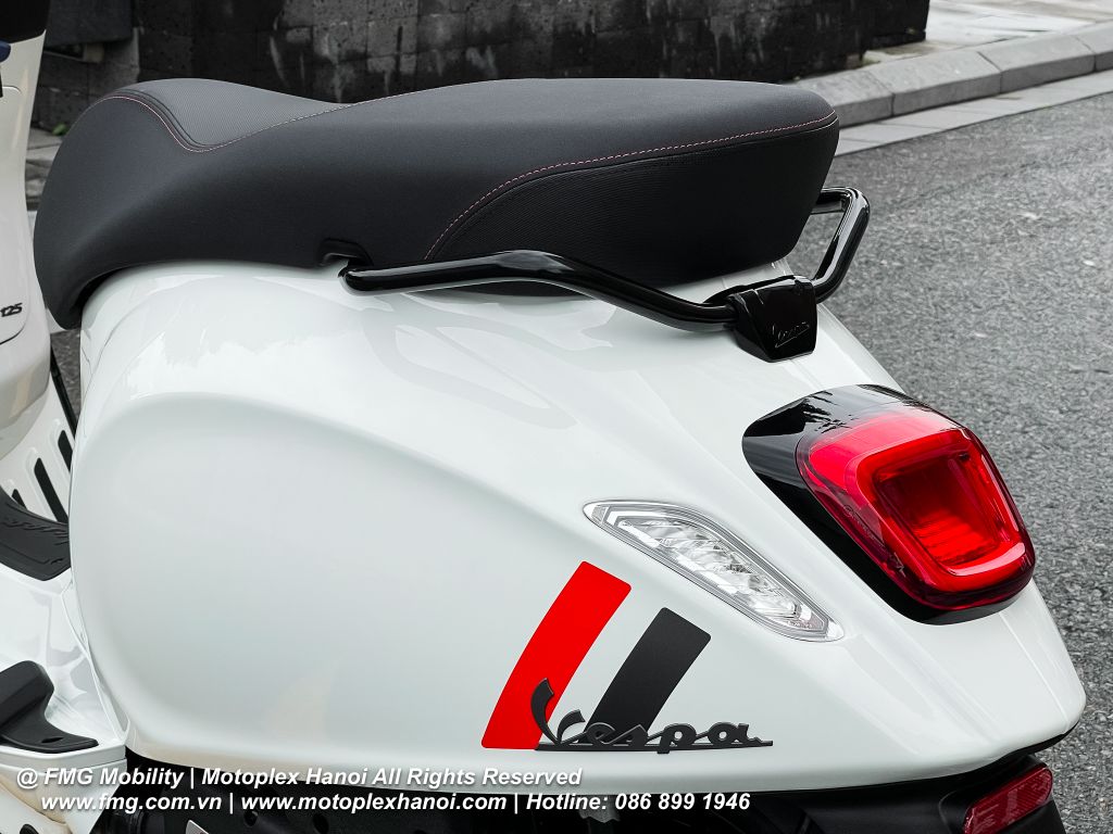 Cụm đèn xi nhan điều hướng cũng được thiết kế Led đảm bảo chiếu sáng và an toàn khi đi trên đường