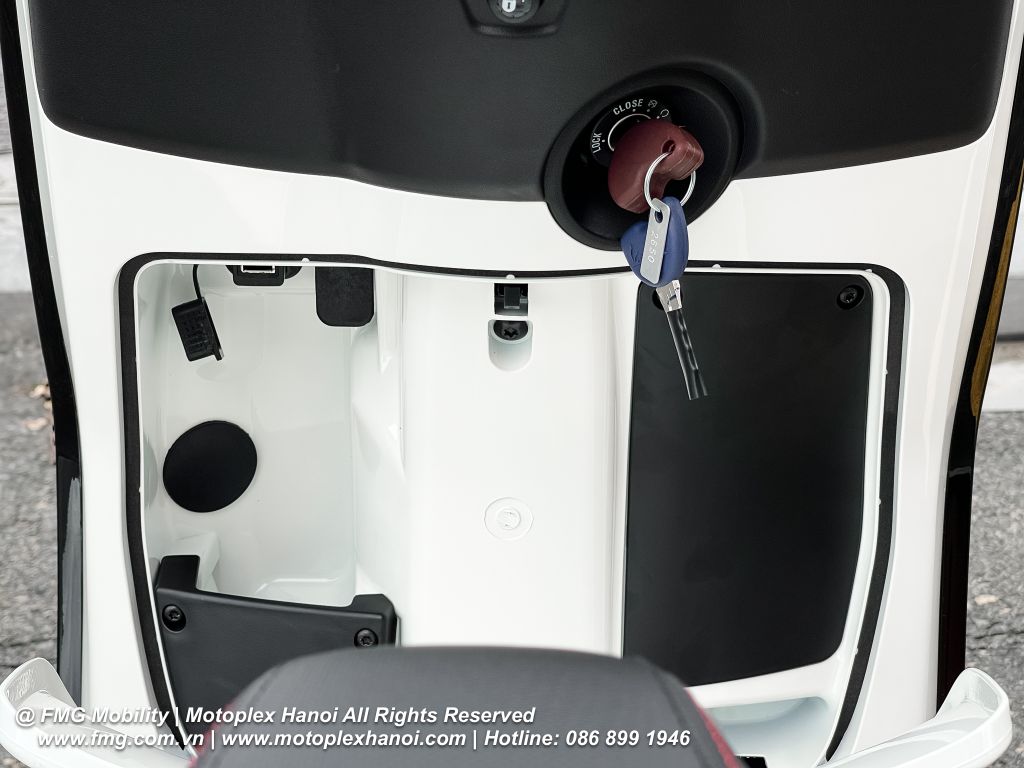 Cốp trước có ngăn chứa đồ nhỏ và cổng sạc USB tiện dụng cũng như nẫy mở cốp xe trong tình huống khẩn cấ