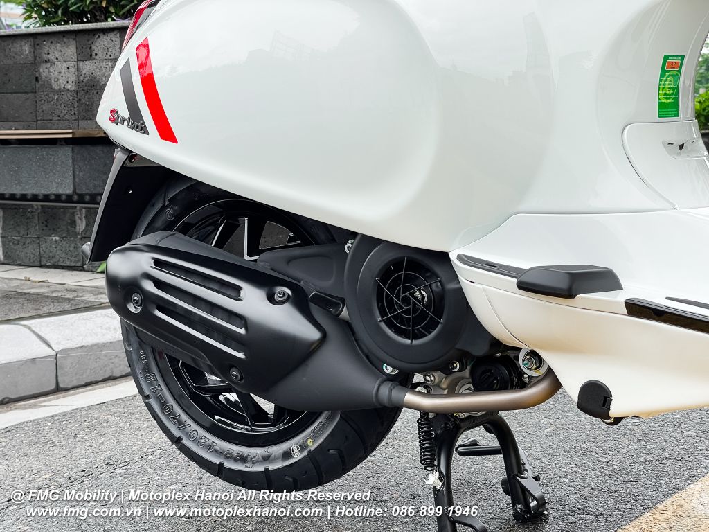 Vespa Sprint S 125 có ốp ống xả sơn đen mờ đồng bộ toàn thân xe
