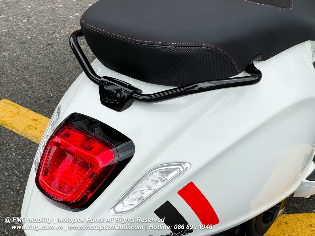 Tay dắt sơn đen bóng tạo nên sự đồng điệu trên Vespa Sprint S 125