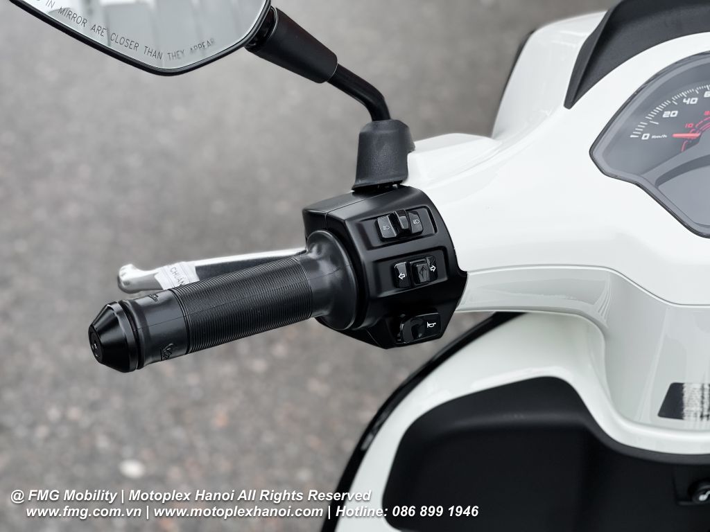 Phím điều khiển được bố trí linh hoạt trên Vespa Sprint S 125