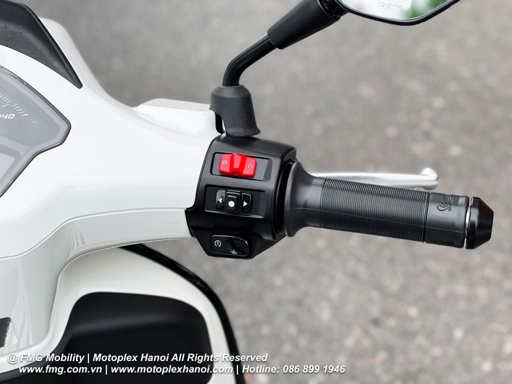 Phím điều khiển được bố trí linh hoạt trên Vespa Sprint S 125 - 2025