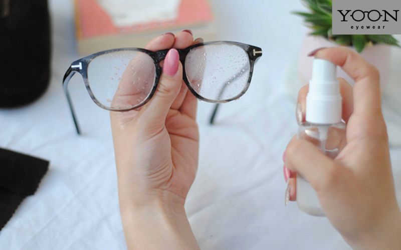 Vệ sinh kính thường xuyên để bảo vệ kính tốt hơn