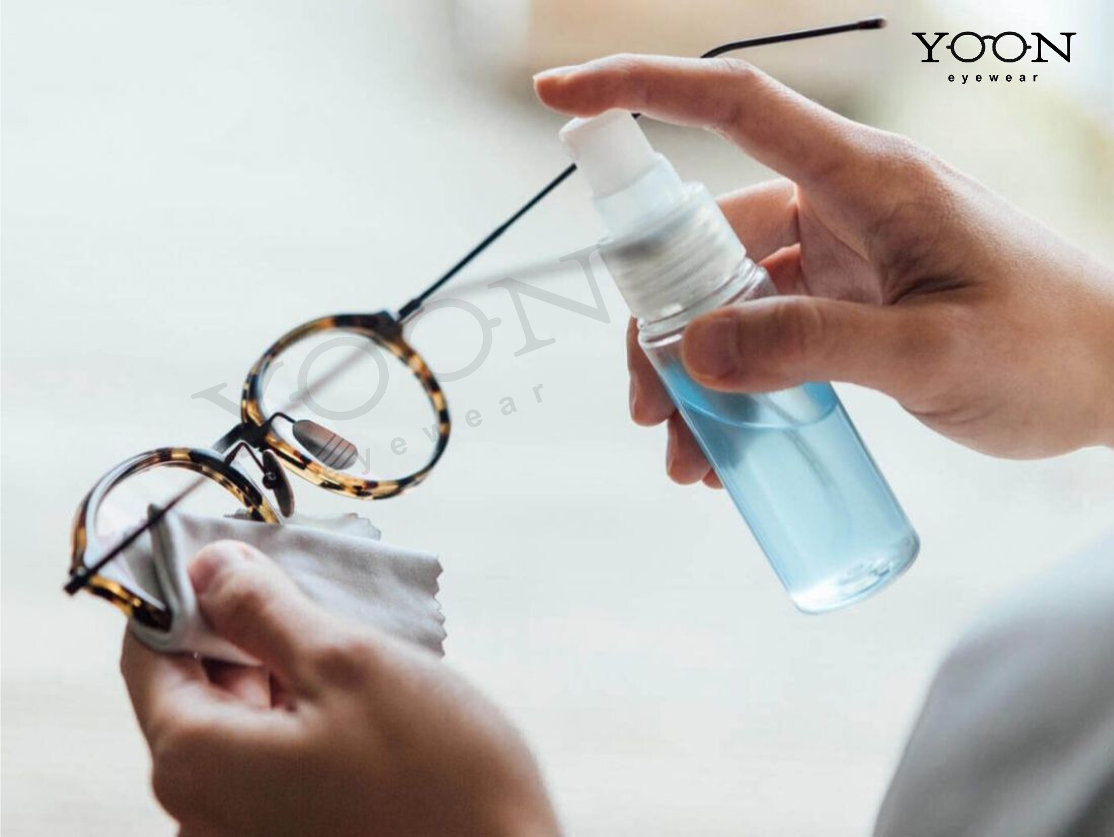LƯU Ý KHI VỆ SINH MẮT KÍNH KIM LOẠI ĐƠN GIẢN