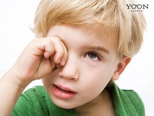 Quan Sát Các Triệu Chứng Cận Thị