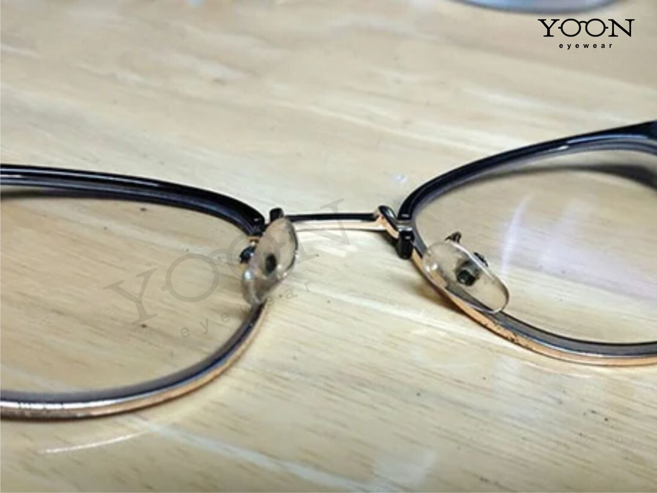 VÌ SAO GỌNG KÍNH BỊ MỐC XANH?
