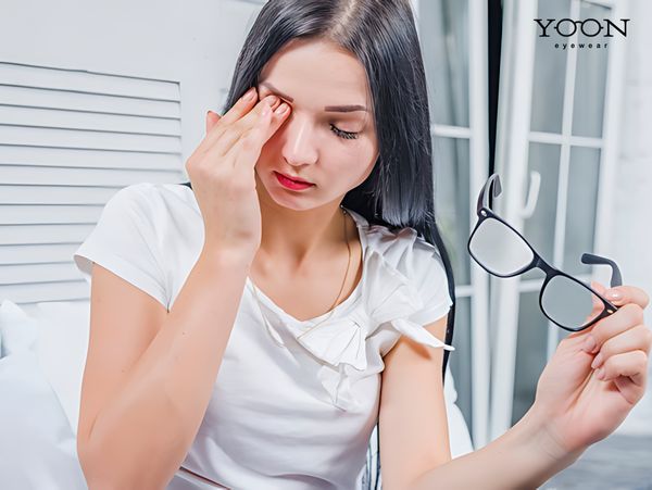 VIỆC ĐEO KÍNH CÓ KHIẾN BẠN
