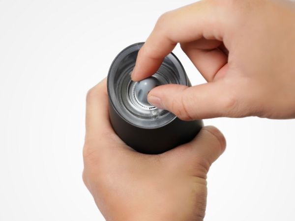 Xoay núm vặn điều chỉnh kích thước hạt như mong muốn