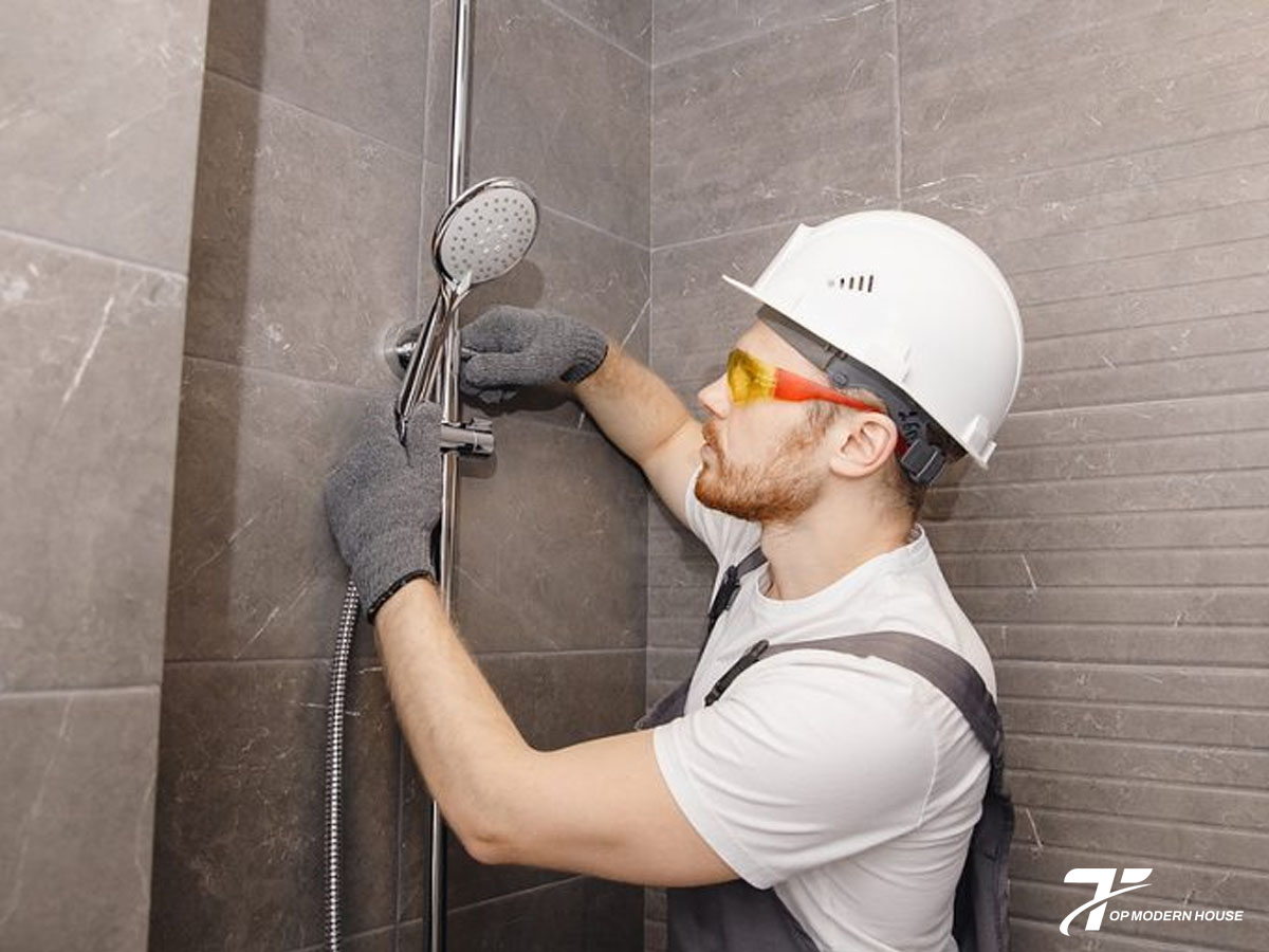 Luôn khóa nước trước khi tháo và dùng dụng cụ phù hợp để tránh làm trầy xước bát sen.