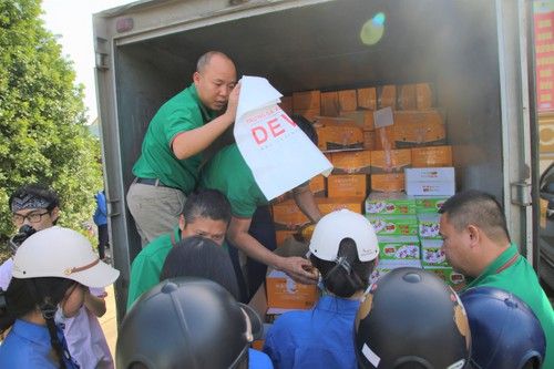 Tập đoàn Dabaco Việt Nam đã vận chuyển 200kg xúc xích tiệt trùng Dabaco và 15.000 quả trứng gà ăn liền Devi.