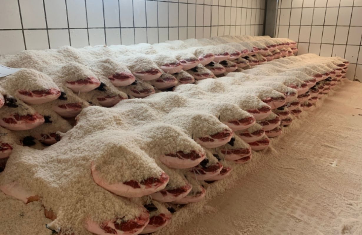 Giai đoạn 1: Ướp muối và làm sạch