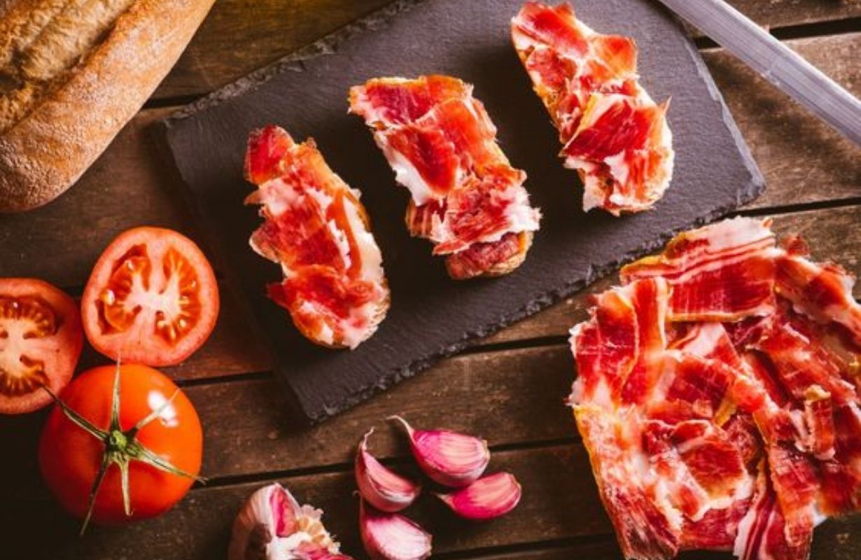 Cách thưởng thức đùi heo muối Iberico trên bàn tiệc