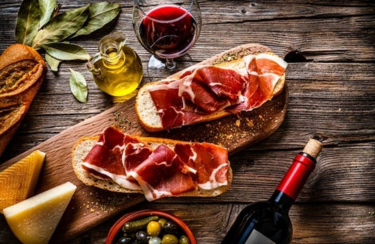 Cách thưởng thức đùi heo muối Montesano chuẩn bản địa