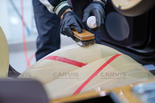 Dung dịch vệ sinh nội thất SGCB giúp làm sạch sâu mà không làm hư hại không gian xe