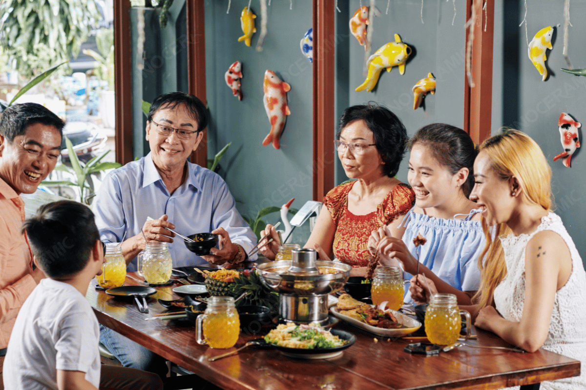 Hình ảnh gia đình Việt Nam quây quần bên nhau trong Ngày Gia Đình 28-6