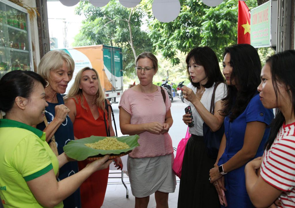 Khách mua cốm tại cửa hàng Cốm Thu Huệ