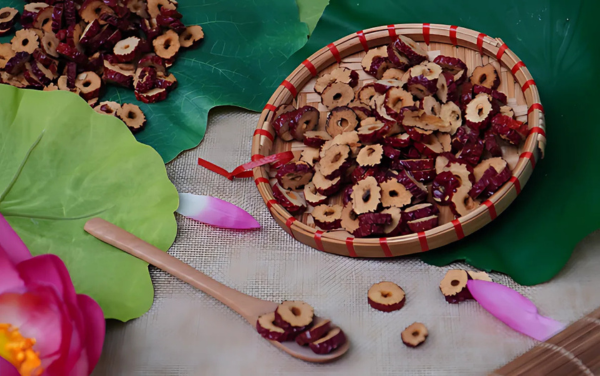 Táo đỏ chứa nhiều chất dinh dưỡng cho cơ thể và làn da của phái nữ