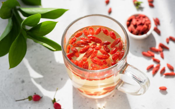 Ăn uống lành mạnh như uống trà thảo mộc là giải pháp tự nhiên giúp cơ thể phục hồi và điều hòa nội tiết tốt