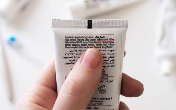 Các loại mỹ phẩm chưa chất hóa học mạnh gây dị ứng mỹ phẩm với làn da nhạy cảm