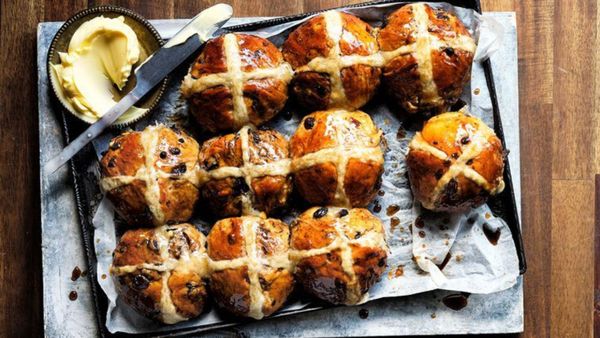 Vì sao bánh Hot Cross Buns là biểu tượng của lễ Phục Sinh?