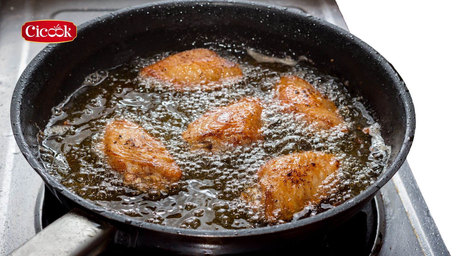 Chiên cánh gà trong ngập dầu