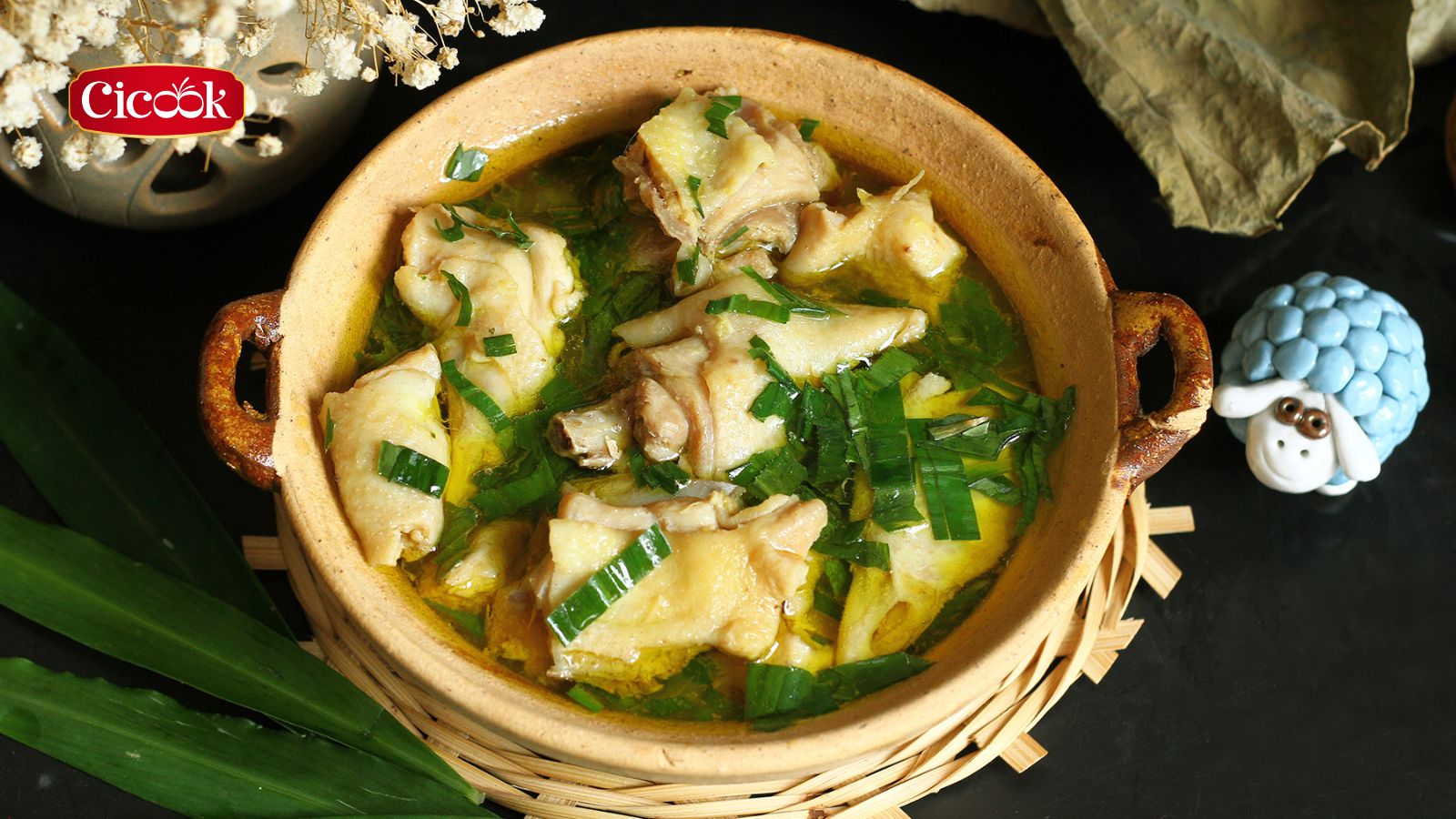 Canh gà nấu lá gừng non