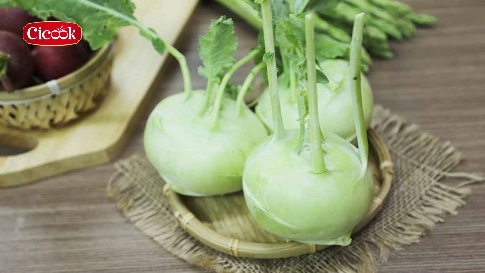 Canh xu hào nấu cùng sườn non