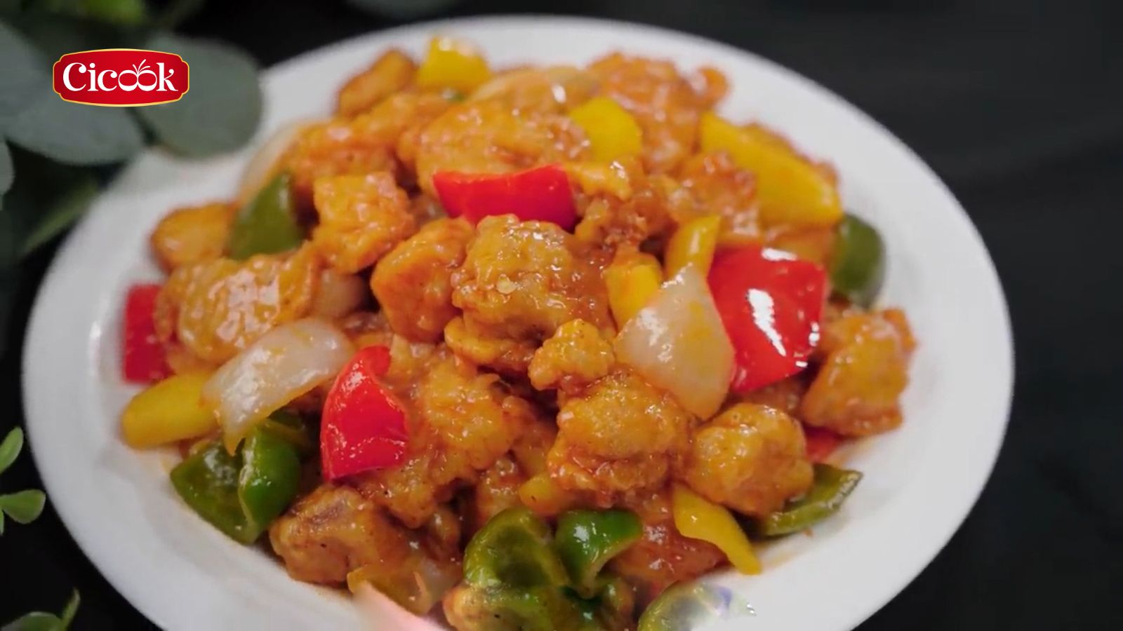 Ức gà xào chua cay với ớt chuông và hành tây