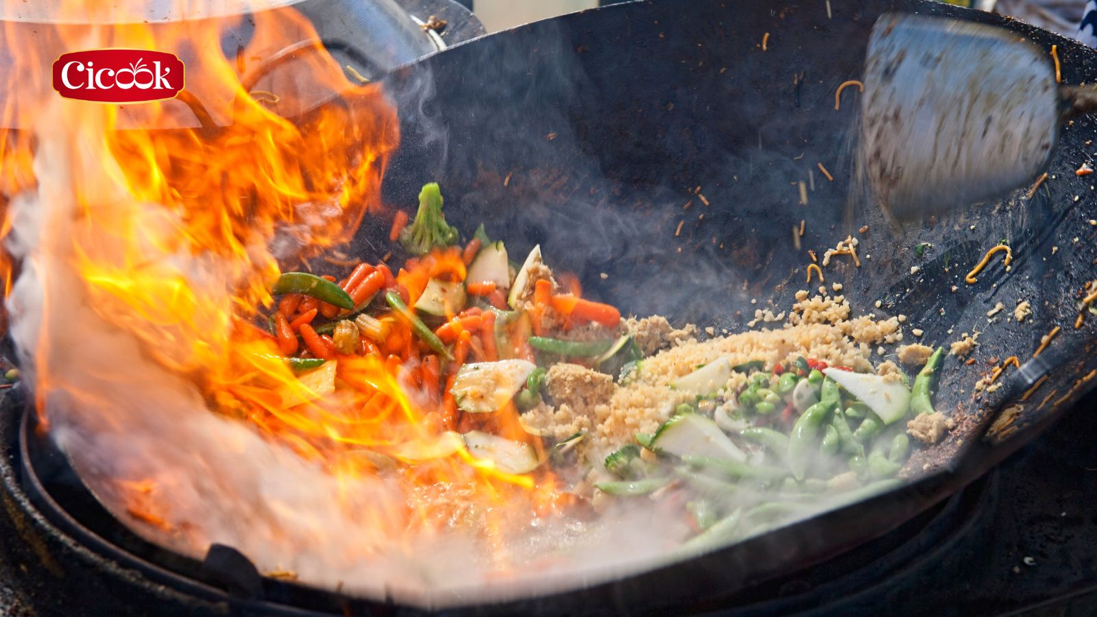 Xào gà với rau củ trên lửa lớn
