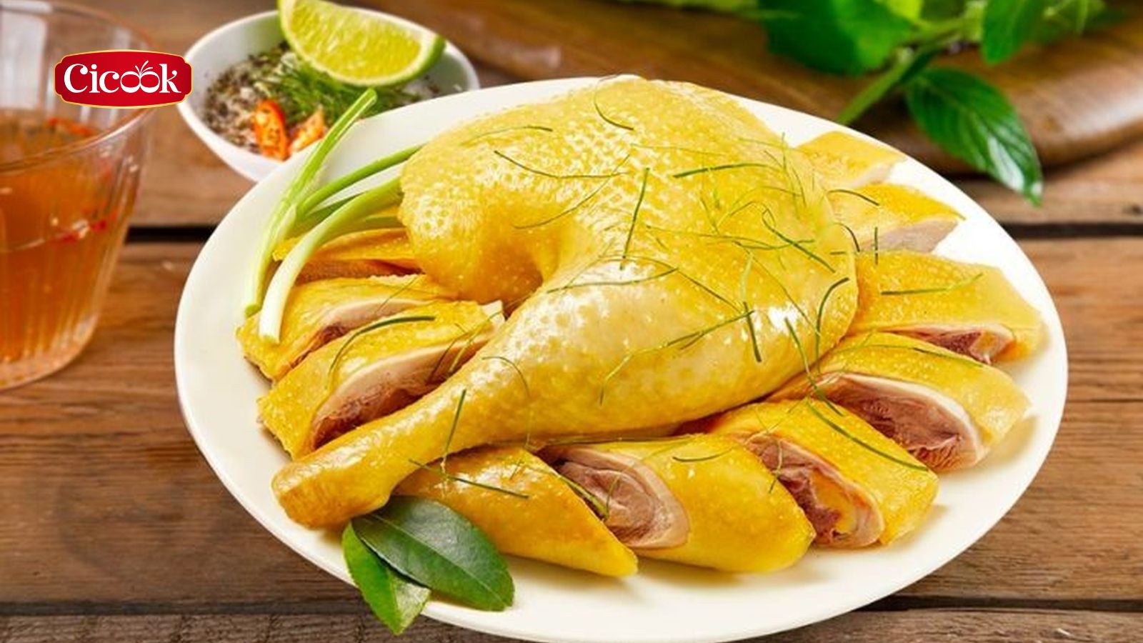 Thịt gà luộc lá chanh trong mâm cỗ ngày tết