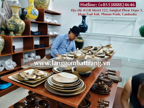 In logo lên bộ bình trà , ly sứ, cốc sứ, chén dĩa theo yêu cầu tại campuchia