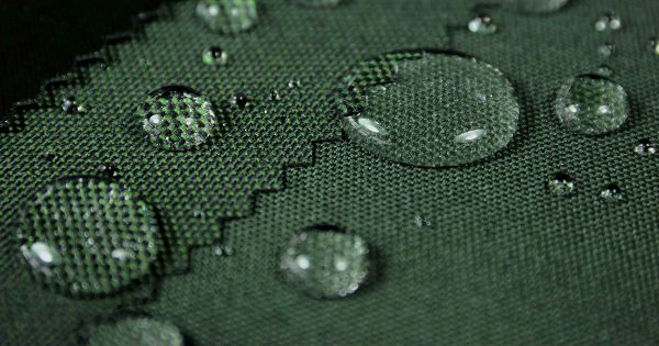 chat-lieu-vai-giup-tat-chong-nuoc-hot-dong