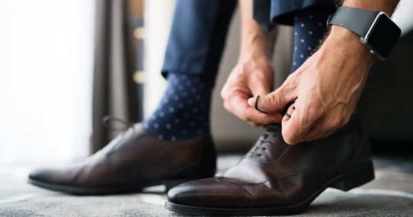 Chọn tất đi giày tây