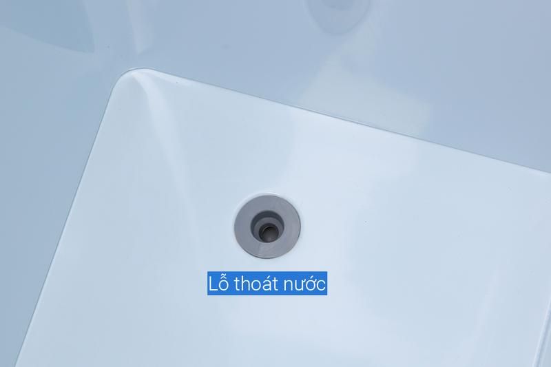 Vệ sinh lỗ thoát nước bên trong tủ mát, đảm bảo bên trong tủ khô ráo, sạch sẽ