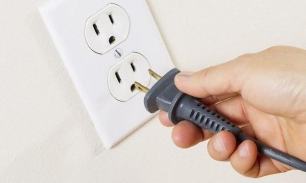 Trước khi vệ sinh tủ rút nguồn điện và lấy thực phẩm bên trong tủ