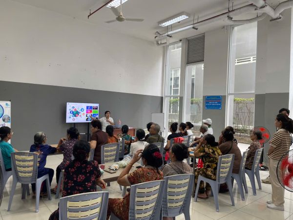 Người cao tuổi tìm hiểu các ứng dụng mạng xã hội phổ biến mà người trẻ hay dùng để hiểu về con cháu mình.