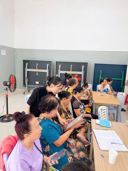 Các cô chú được hướng dẫn cách tải ứng dụng, gõ bàn phím và sử dụng các ứng dụng phổ biến như VNeID, VssID