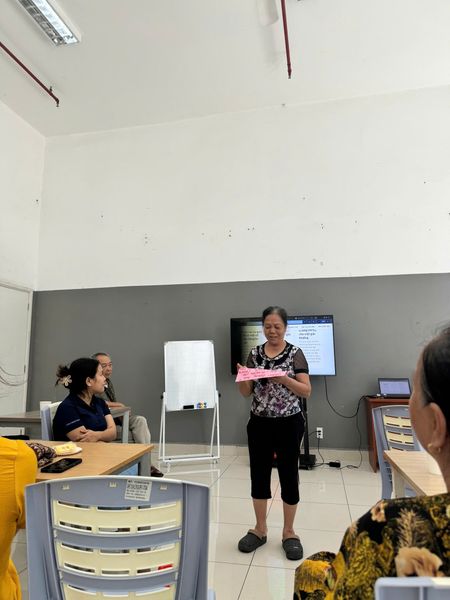 Các ông bà chia thành các nhóm và giải bài tập tình huống lừa đảo dựa trên 3 nguyên tắc chính