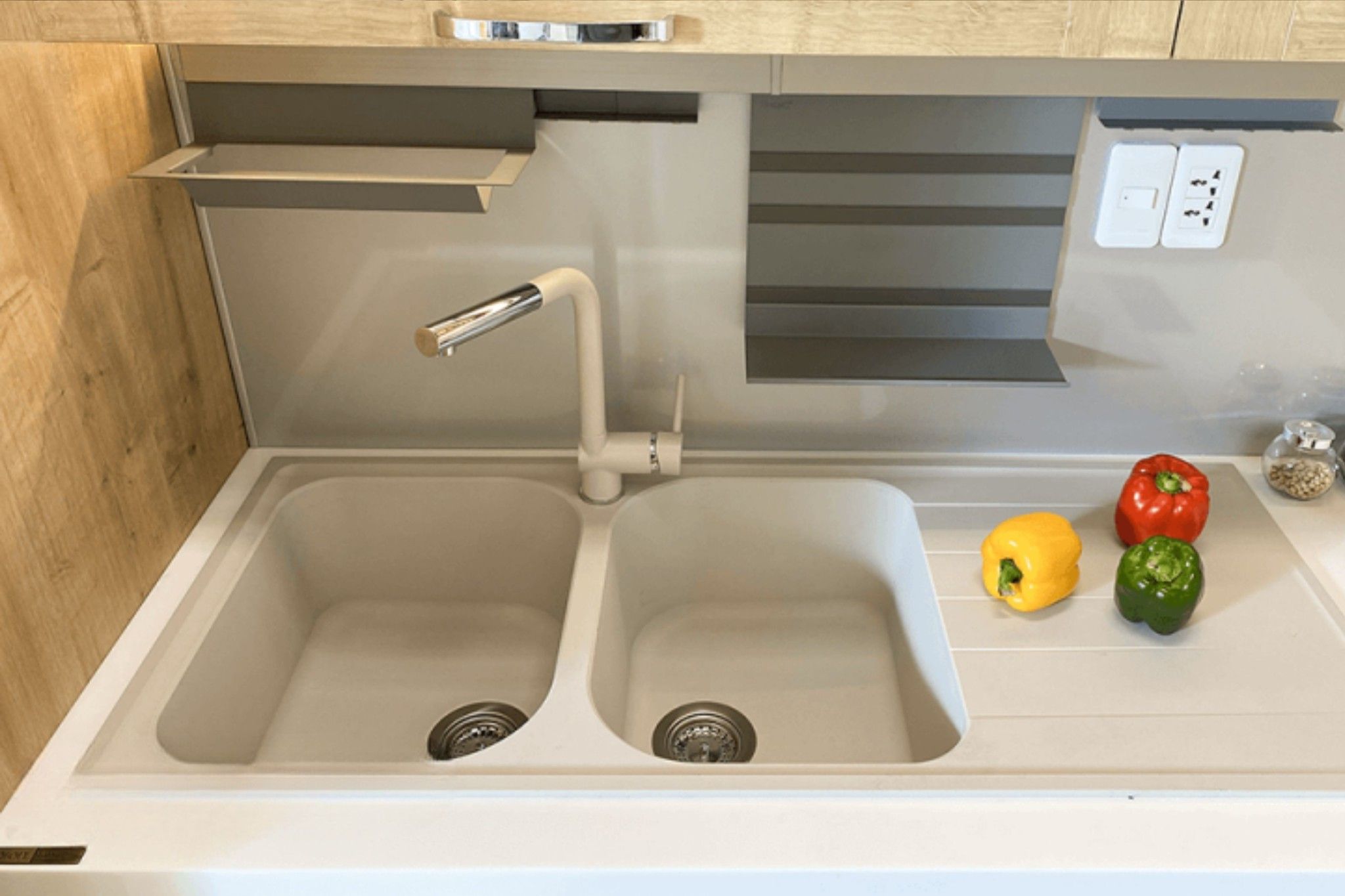 Thiết kế lắp đặt âm/Lắp nổi linh hoạt