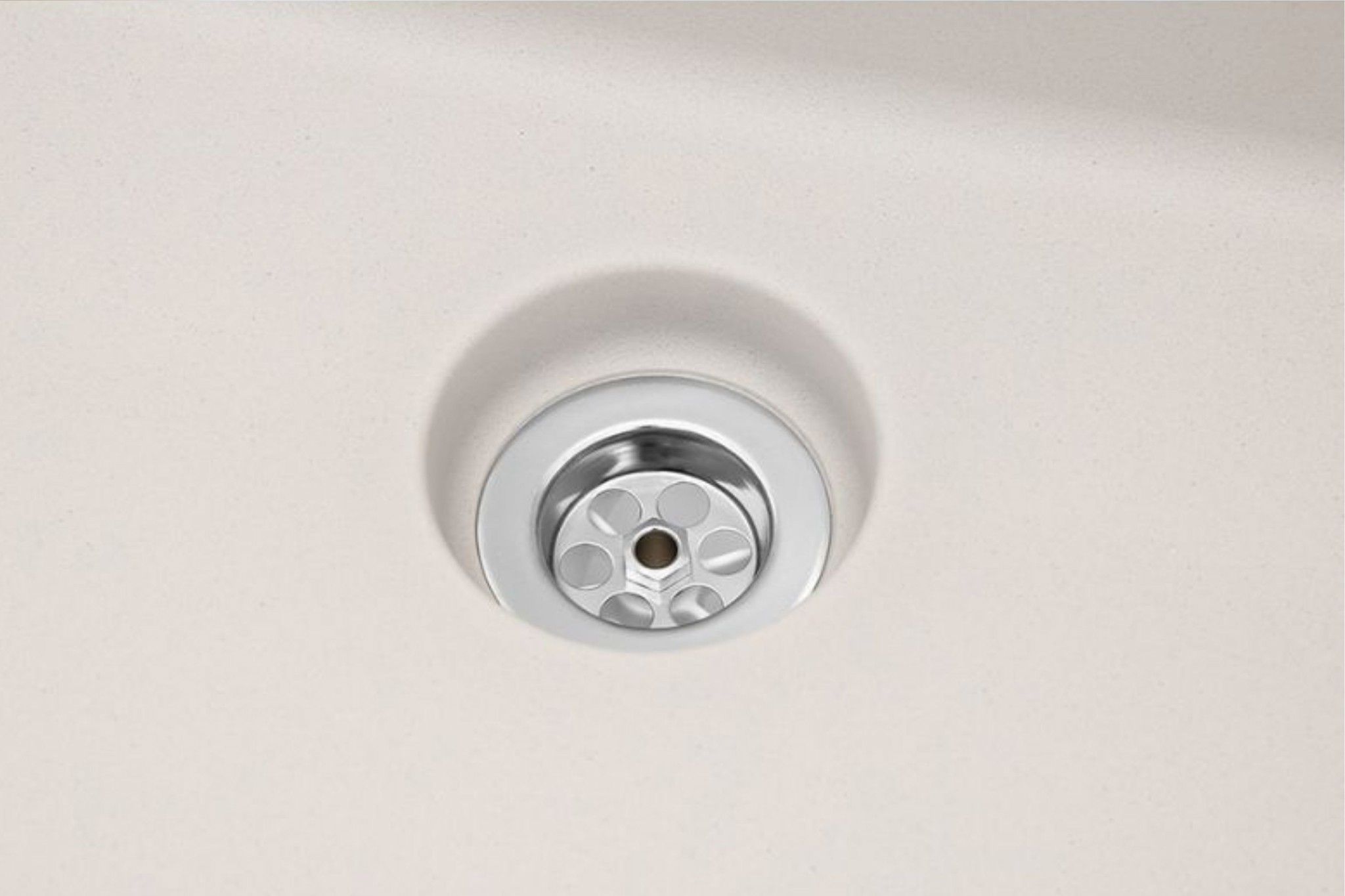 Rổ rác làm từ inox không gỉ, thoát nước nhanh chóng