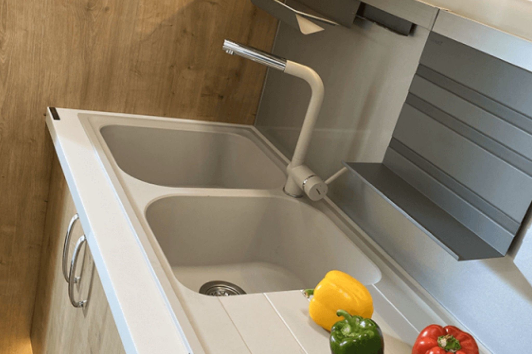 Thân chậu làm từ chất liệu đá pha trộn thạch anh chắc chắn