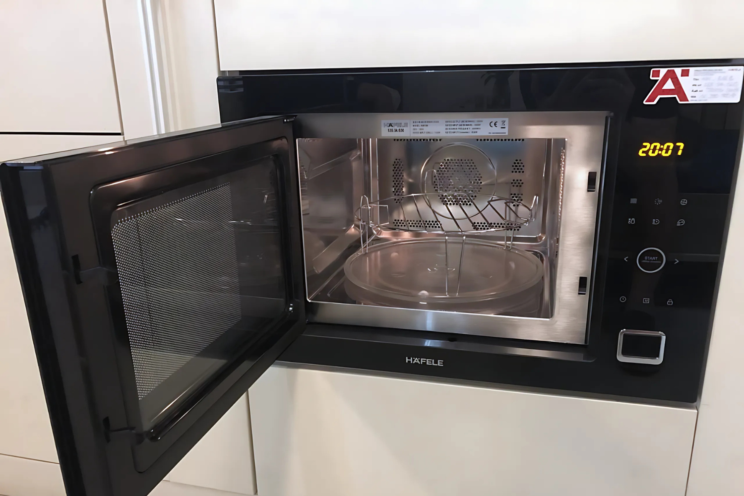 Lò vi sóng Hafele HMO-6T28A được thiết kế để nằm gọn gàng trong hộc tủ bếp, tạo nên sự liền mạch, tối giản