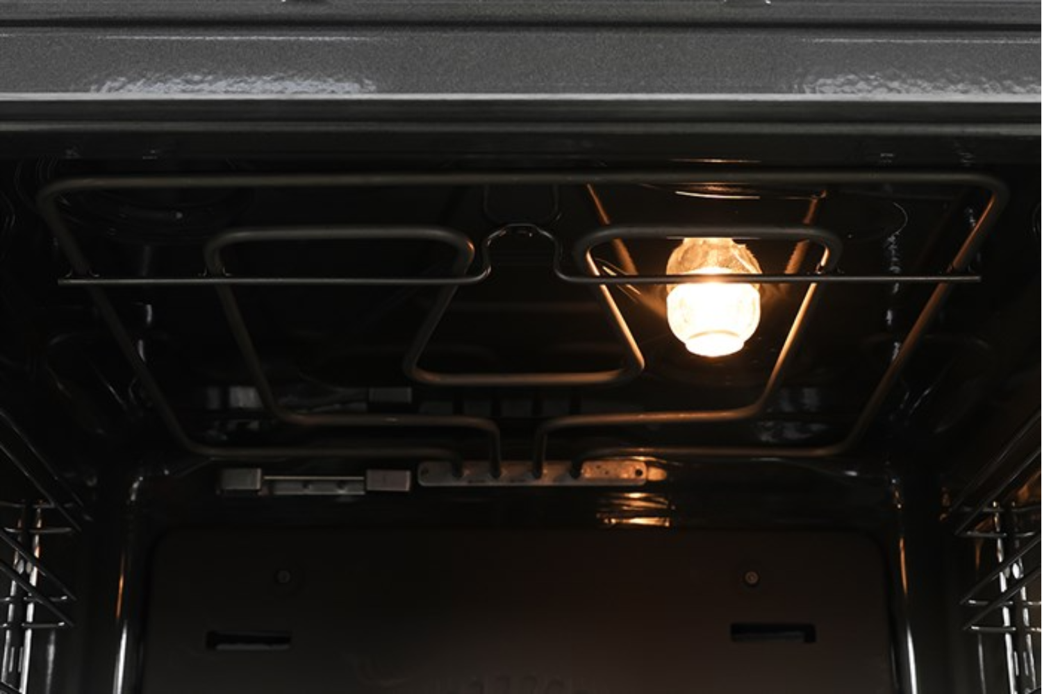 Đèn Halogen bên trong lò cung cấp ánh sáng rõ ràng, giúp bạn dễ dàng quan sát tình trạng thực phẩm