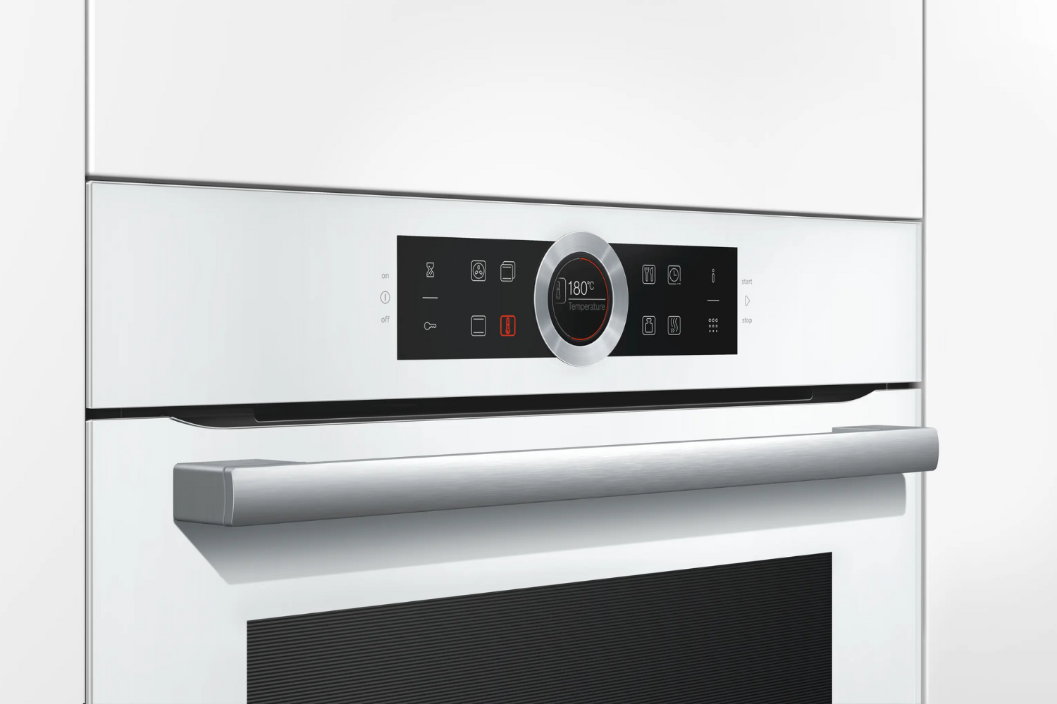 Tay nắm cửa bằng inox chắc chắn, thiết kế thanh lịch, mang lại cảm giác thuận tiện