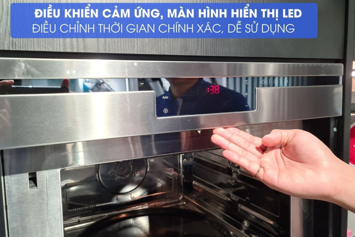 Màn hình LED được tích hợp ngay trên bảng điều khiển, hiển thị các thông tin quan trọng