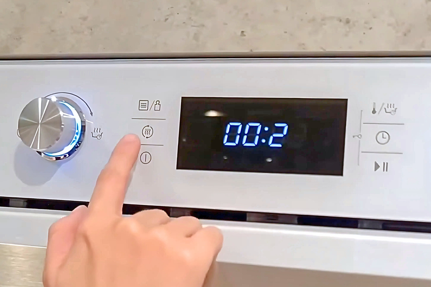 Màn hình hiển thị trung tâm cung cấp thông tin rõ ràng về thời gian nấu, chế độ đang chọn, công suất