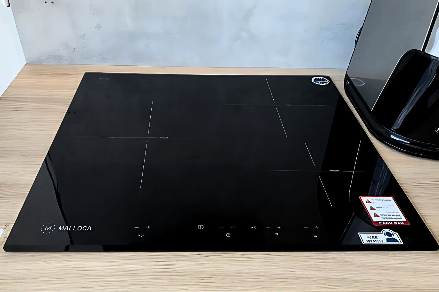 Bếp từ Malloca MI 593 BN sẽ thu hút bạn bởi vẻ đẹp tối giản, vuông vắn cùng sắc kính đen sang trọng