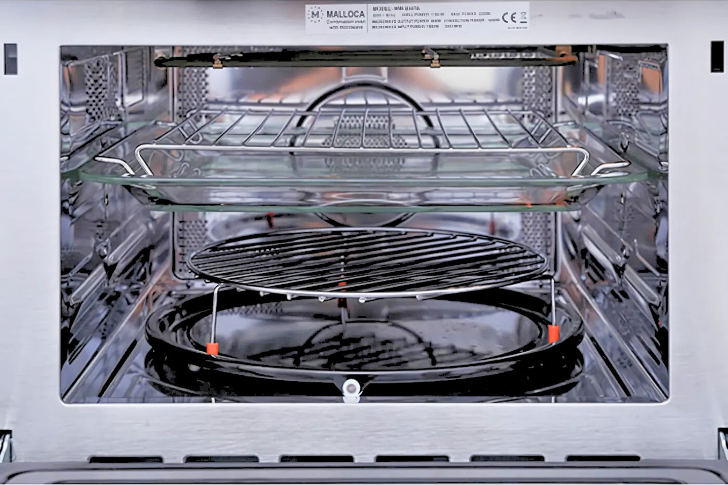 Bên trong khoang lò được làm từ thép không gỉ, đảm bảo độ bền vượt trội