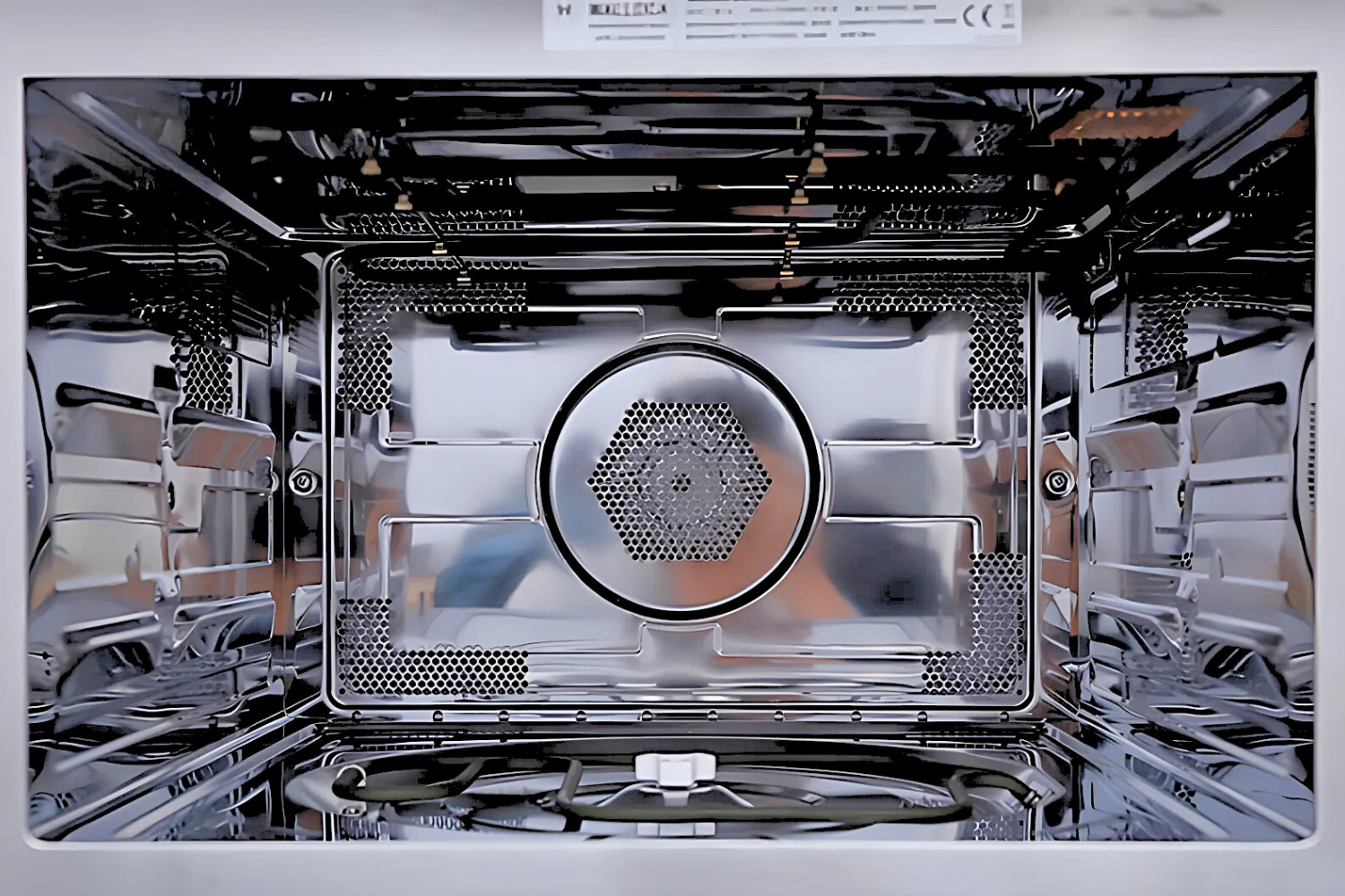 Lò được trang bị thanh nhiệt mạnh mẽ cho chức năng nướng và một quạt tản nhiệt (quạt đối lưu)